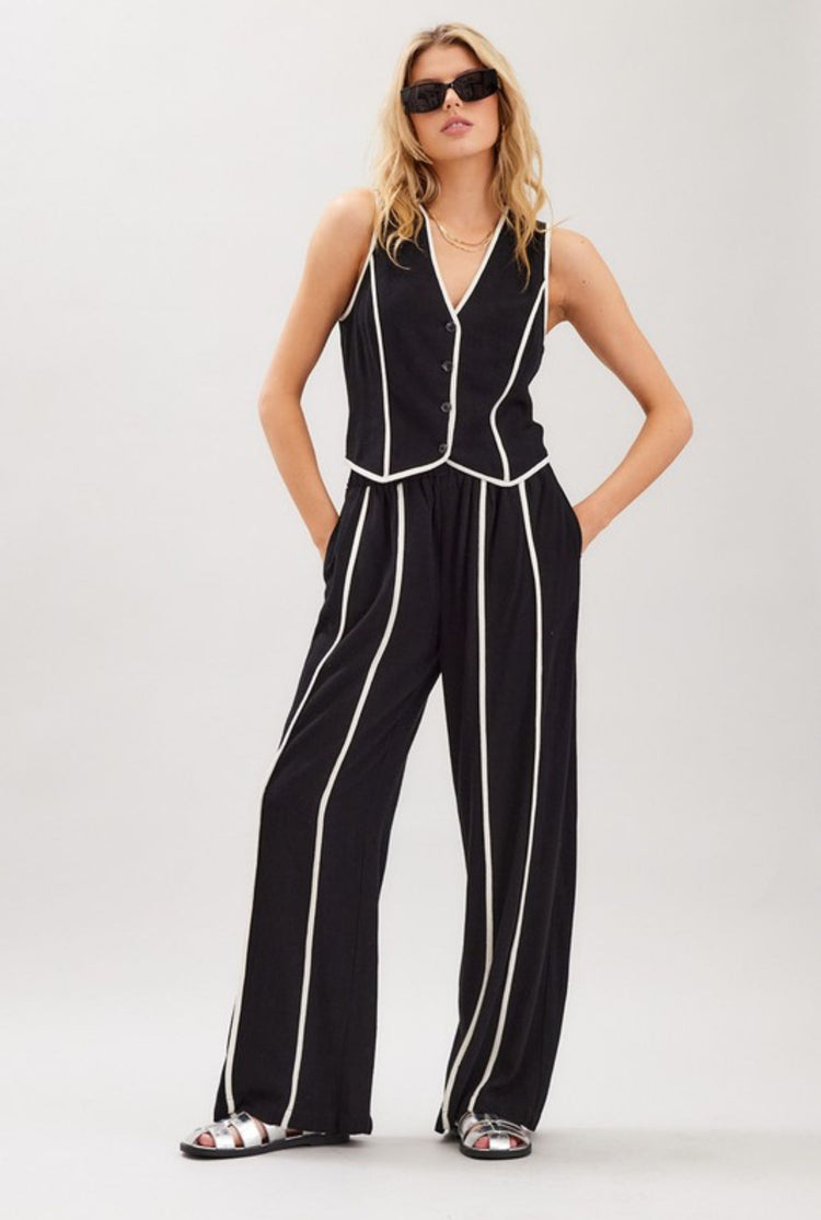 Jumpsuit negro con pespuntes blancos